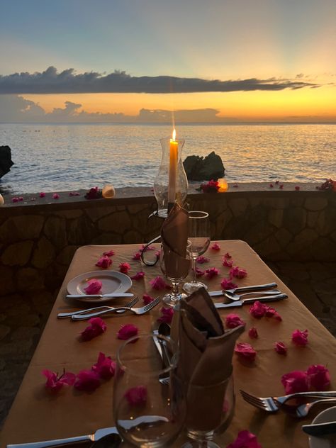 One of the prettiest and most romantic dates you could go on. Located in Negril in the Cave hotel. It is a five course meal where you can watch the sunset with a loved one. #jamaica #negril #sunset #sunsetphotography #sunsetpics #aesthetic #dateideas #datenight #vacation #vacationmode Jamaica Honeymoon Aesthetic, Baecation Aesthetic, Jamaica Aesthetic, Jamaica Negril, Jamaica Honeymoon, Five Course Meal, Green Flags, Cave Hotel, Negril Jamaica