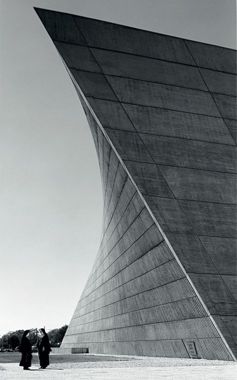 Church of St Francis of Sales, Muskegon, Michigan,(1964-1966, with Herbert Beckhard).© Photo Hedrich Blessing (HB-30662-Z) - Chicago Historical Society. Architecture Art Nouveau, Architecture Cool, Muskegon Michigan, Vitra Design Museum, Vitra Design, Walter Gropius, Marcel Breuer, Oscar Niemeyer, Brutalist Architecture