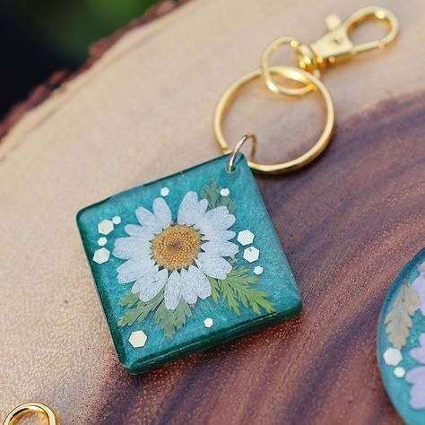 Handmade Real Dried Flower Resin Aesthetic Keychains Floral - Etsy Resin Flower Charm Jewelry Gift, Resin Flower Keychain, Resin Aesthetic, Resin Flower Charm Earrings, Keychain Art, Resin Floral Keychain, Letter Keychain Resin Leafy, Square Keychain, Resin Square