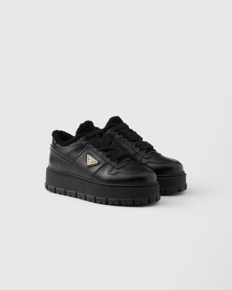 Prada Sneaker, Prada Sneakers, Basket Noir, Black Leather Sneakers, Airport Fashion, Prada Leather, Sneakers Women, Triangle Logo, Black Sneakers