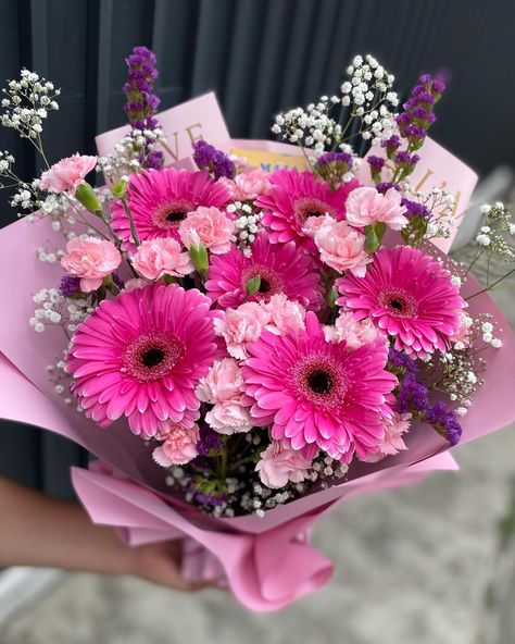 Bouquet de gerberas diseños disponibles este fin de semana ✨✅ Recuerda que puedes realizar tus pedidos al 7774414714 Por Instagram o Facebook. 😊 Cute Bouquet Flowers, Gerbera Flower Bouquet, Gerberas Bouquet, Gerbera Bouquet, Gerbera Flower, Boquette Flowers, Favorite Flower, Beautiful Bouquet Of Flowers, Flower Phone Wallpaper