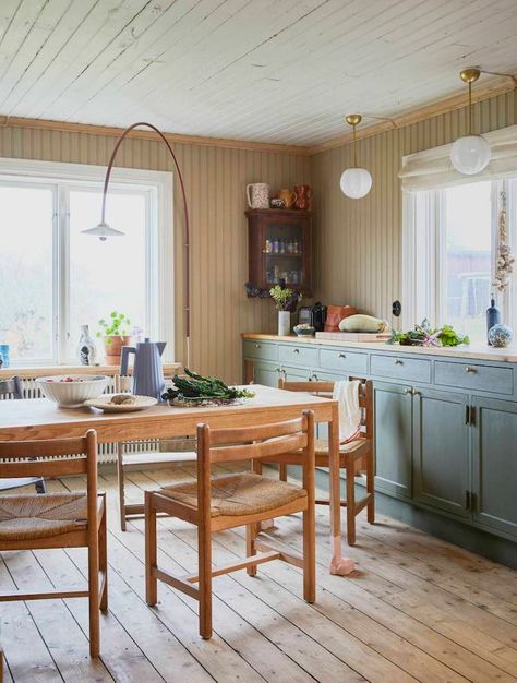 my scandinavian home: Brita and Kalle's Charming, Unique and Personal Swedish Country home Swedish Country Style, Swedish Summer House, My Scandinavian Home, Swedish Summer, Swedish Cottage, Swedish House, Summer Cottage, Scandinavian Home, Country Home