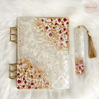 Resinosa ✨ • Resin Art (@_resinosa) • Fotos y vídeos de Instagram Resin Notebook, Notebook Handmade, Binder Rings, Notebook Art, Resin Uses, Dried Rose Petals, Epoxy Resin Crafts, Handmade Notebook, Diy Resin Art