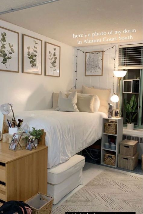 Modern Dorm Room, Single Dorm Room, White Dorm Room, Dorm Room Layouts, College Dorm Room Inspiration, Dream Dorm Room, Cozy Dorm Room, Dorm Room Styles, Dorm Design