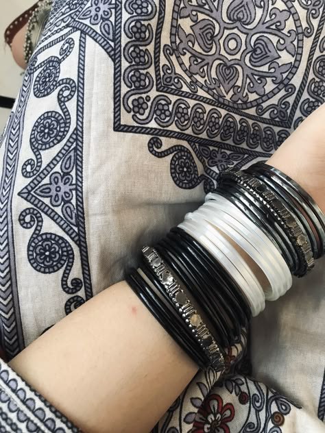 Bangle Ideas For Saree, Black Chudi Set, Glass Bangles Indian Aesthetic, Glass Bangles Aesthetic, Bangles Aesthetic, Oxidised Bangles, Desi Aesthetics, Unique Bangle, Desi Love