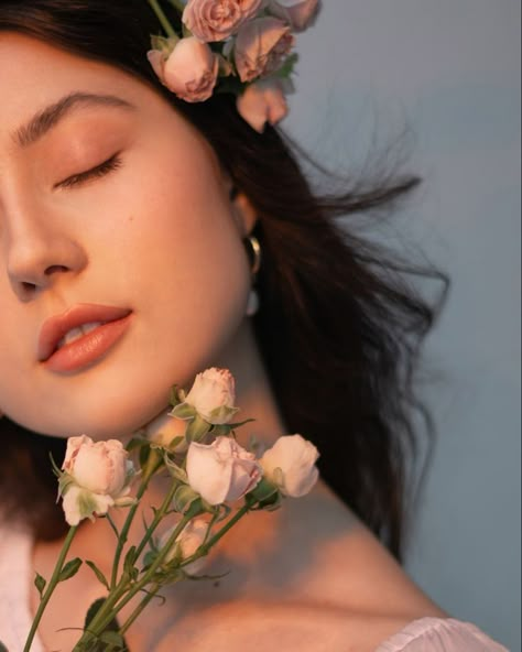 Photo Poses With Rose, Self Portrait With Flowers, Hydrangea Photoshoot, Photo Shoot With Flowers, Flower Portrait Photography, Photoshoot Ideas Indoor, Shoot With Flowers, Flower Photoshoot Editorial, Posing With Flowers