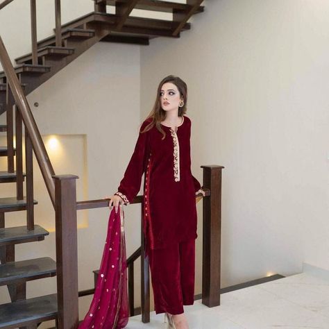 Too much trending velvet dresses ideas Botas Outfit, Velvet Palazzo, Sobia Nazir, Velvet Dress Designs, Pakistani Suit, Pakistani Party Wear, Palazzo Pant, Dress Design Patterns, Formal Outfits