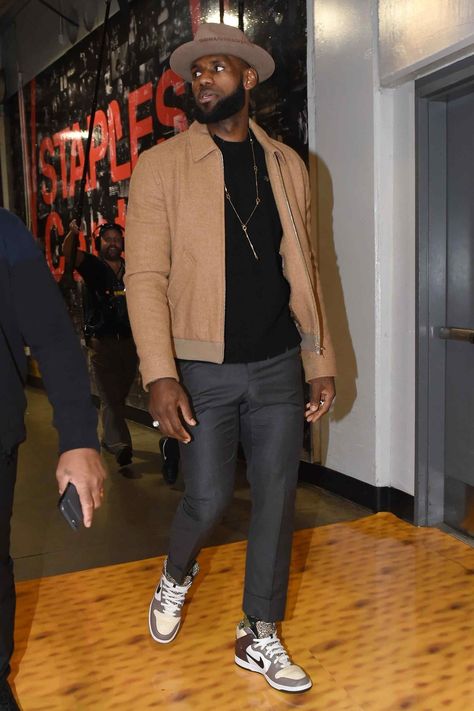 WHAT A.P.C. jacket Ovadia Sons sweater Thom Browne pants and Nike sneakers WHERE The Indiana Pacers vs. Los Angeles... Basketball Game Outfit, Nba Outfit, Nba Fashion, Best Dressed Man, Black Men Street Fashion, Men Street Fashion, Mens Trendy Outfits, Indiana Pacers, Men Fashion Casual Outfits