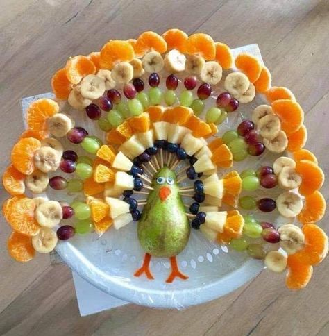 Turkey Fruit Tray, Thanksgiving Fruit Platter, Thanksgiving Vegetable Tray, Turkey Fruit, Christmas Party Finger Foods, Thanksgiving Food Crafts, Fruit Turkey, Thanksgiving Platter, Thanksgiving Fruit