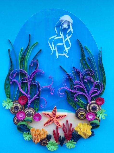 Paper quilling art, sea bottom with seaweed, coral and jellyfish Paper Quilling Starfish, Paper Quilling Coral Reef, Quilling Sea Life, Seaweed Craft, Quilling Ocean, Paper Quilling Animals, Paper Seaweed, Paper Coral, Quilling Animals