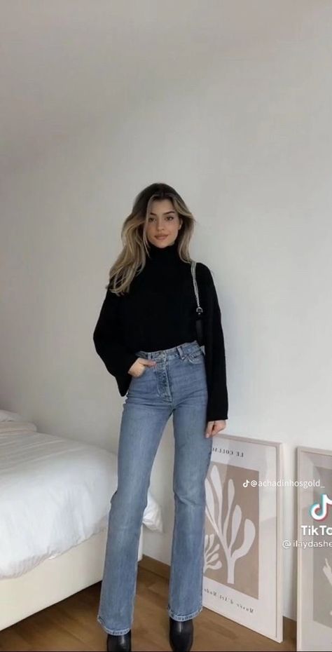 Classy Women Outfits Casual, Blue Jeans Outfit Night Out, Jeans And Pointy Heels Outfits, Jeans Winter Outfit Casual, Cozy Jeans Outfit, Winter Straight Leg Jeans For Night Out, Chic Tight Straight Leg Jeans, Light Jeans Winter Outfit, Fitted Straight Leg Winter Jeans