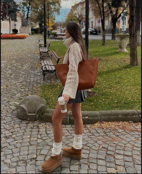 Brown Tote Bag Outfit, Brown Uggs Outfit, Ugg Outfits, Ootd Autumn, Skirt Ootd, Fall Ootd, Uggs Outfit, Stylish Jeans, Early Fall Outfit