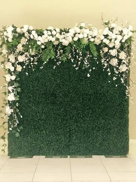 Grass Wall Backdrop, Ceremony Backdrop Indoor, Boxwood Hedges, Photo Booth Backdrop Wedding, Garden Grass, Booth Backdrops, Cottage Rose, Flower Wall Wedding, Grass Wall