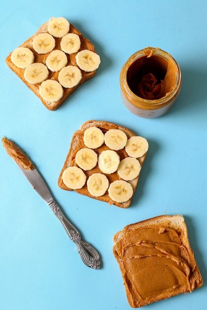 Peanut Butter Sandwiches, Tiny Pies, Bread Spread, Peanut Butter Toast, Banana Toast, Banana Sandwich, Peanut Butter And Banana, Banana Slices, Peanut Butter Sandwich