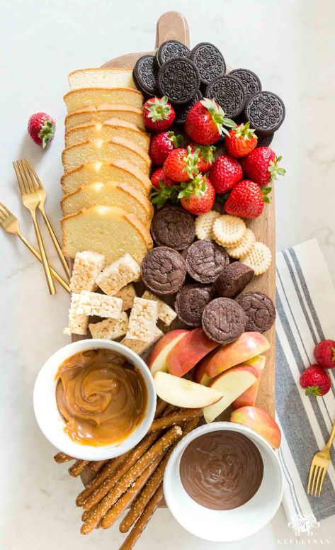 Caramel Fondue, Fondue Dippers, Easy Fondue, Brownie Vegan, Egg Benedict, Dessert Board, Fondue Party, Chocolate And Caramel, Dessert Platter