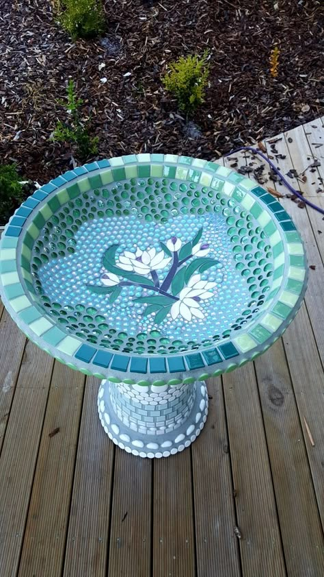 Bird Baths In Garden, Mosaic Bird Bath, Mosaic Birdbath, Mosaic Art Diy, Mosaic Pots, Mosaic Flower Pots, Mosaic Vase, Diy Bird Bath, Mosaic Garden Art