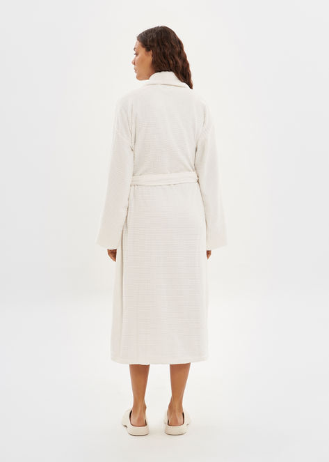 Indulge in a luxurious and cozy experience with our waffle bathrobe. Made from 100% cotton, in a small wafle pattern that gives the fabric texture with softness and fluidity. The lightweight material allows for easy movement, while the belted waist and relaxed silhouette offer a stylish and comfortable fit. Ideal for lounging at home or slipping on after a shower, this waffle bathrobe is a must-have for any relaxation ritual Lounging At Home, Dresses Uk, Bra Cups, Terry Cloth, Jumpers For Women, Cotton Fiber, Hosiery, Fabric Texture, Relaxation