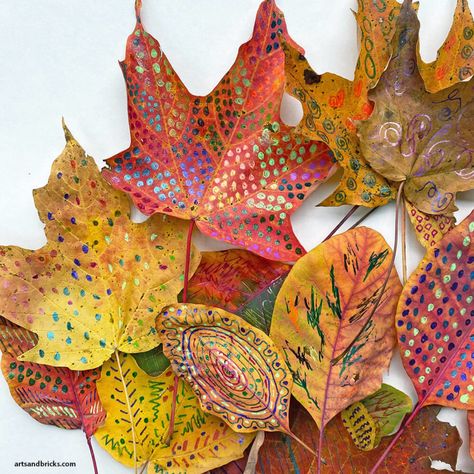 Fall Leaf Craft Idea: Gel Pens - Arts and Bricks Diy Leaf Decorations, Fall Leaves Decorations, Fall Activities For Adults Art Projects, Fall Leaf Crafts For Adults, Fall Leaves Art Project, Fall Craft Upper Elementary, College Craft Ideas, Art Projects Using Fall Leaves, Autumn Art Kids