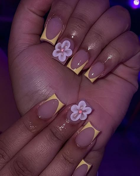 There's a new beauty trend taking over Instagram and it's absolutely stunning. Say hello to "quartz nails". Nails Pinky Finger Different, Gel Nail Designs With Charms, Short Nails Acrylic French Tips, Dope Nail Designs Short Length, Dope Nail Designs Mid Length, Beautiful Acrylic Nails, Nails Shorts, Kpop Nails, Quartz Nails