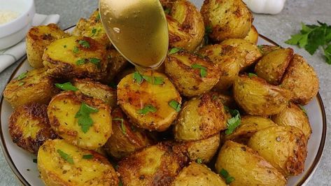 Brown butter potatoes: the secret to make your side dish even tastier! Best Roasted Potatoes, Vegetable Rice Recipe, Butter Potatoes, Steak Side Dishes, Christmas Meals, Vegetable Rice, Potato Vegetable, Potato Sides, Crispy Potatoes