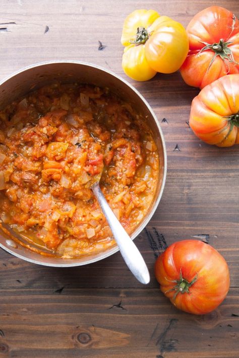 Pasta with Fresh Heirloom Tomato Sauce / Turn a basketful of ripe tomatoes into an easy dinner. Use a variety of colorful heirloom tomatoes to make a festive and ever-changing medley of flavors. #summer #pasta #tomatosauce Heirloom Tomato Pasta, Roasted Heirloom Tomatoes, Heirloom Tomato Recipes, Fresh Tomato Sauce Recipe, Fresh Pasta Sauce, Pasta Sauce Recipes Tomato, Heritage Tomatoes, Tomato Lentil Soup, Canning Tomatoes Recipes