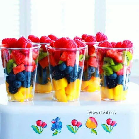 Summer fruit cups! Fruit Cup, Fruit Platter Designs, Fruit Packaging, Rainbow Fruit, Calorie Calculator, Fruit Shop, Makanan Diet, Fruit Cups, Catering Food