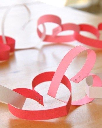 Heart Paper Chain Saint Valentin Diy, Valentines Bricolage, Kindergarten Valentines, Paper Chain, Valentine's Week, Paper Chains, Valentines Day Activities, Classroom Valentine, Crafty Kids