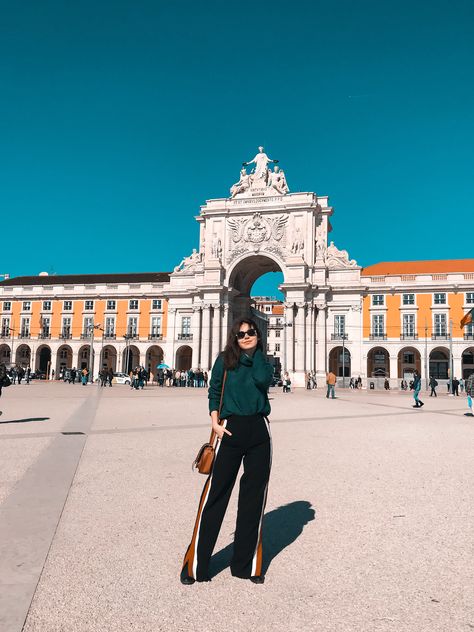 #travel #portugal #lisbon #outfit #photography #glasses #fashion Lisbon Style Fashion, Lisbon Photos Ideas, Lisbon Outfit, Lisbon Vacation, Lisbon Fashion, Fatima Portugal, Independent Life, Lisbon Travel Guide, Portugal Trip