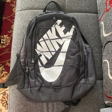 Nike Hayward Backpack Nike Bookbag Aesthetic, Nike Backpack Aesthetic, Nike Bookbag, Cute Backpacks For Highschool, Nike Hayward Backpack, Nike School Backpacks, Highschool Backpack, Nike Backpacks, Nike Elite Backpack