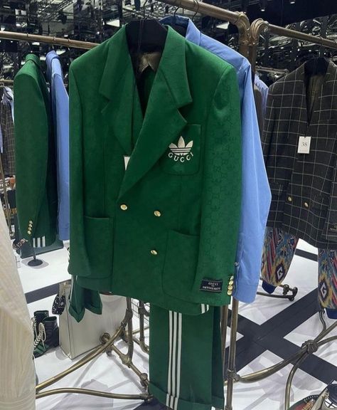 Adidas Runway, Gucci X Adidas, Green Costume, Gucci Adidas, Gucci Runway, Gucci Suit, Green Costumes, Suit Green, Mens Fashion Streetwear