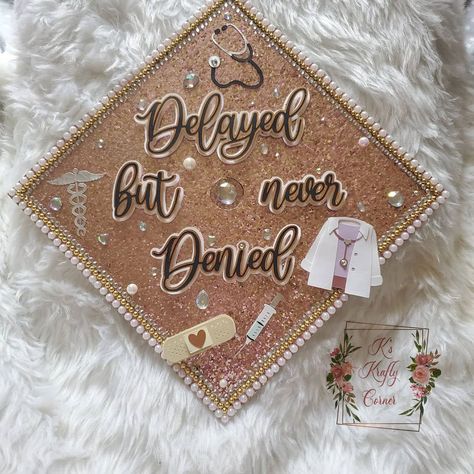 Graduation Cap Medical, Nurse Graduation Cap Designs, Graduation Cap Decoration Nursing, Flower Graduation Cap, Glitter Graduation Cap, Flower Graduation, Nurse Graduation Cap, Nursing Graduation Pictures, Graduation Cap Decoration Diy