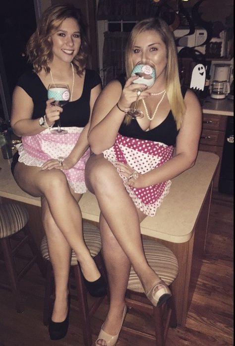 house wife halloween costume Classy Costumes, 50s House, Pretty Pedicures, College Clothes, Plastic Aprons, House Wife, Halloween Pictures, Pedicures, Costume Halloween