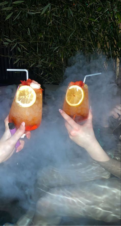 #drinks #pool #poolparty #jacuzzi #cocktail #aesthetic #friends #drinking Jacuzzi Party, Summer Spritz, Pool Party Drinks, Cocktail Aesthetic, Pool Cocktails, Night Pool Party, Friends Drinking, 14th Birthday Party Ideas, Romantic Bathrooms