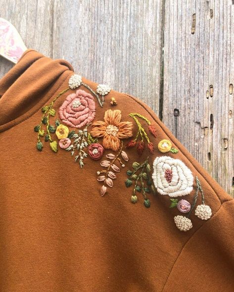 Embroidered Sweatshirt Diy, Unique Embroidery Designs, Sweatshirt Diy, Hoodie Embroidery, Embroidery Clothes, Clothes Embroidery Diy, Clothing Embroidery, Clothes Embroidery, Sweatshirt Embroidery