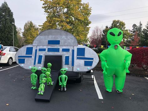 Alien Trunk Or Treat Ideas For Cars, Space Trunk Or Treat Ideas, Ufo Trunk Or Treat, Alien Trunk Or Treat Ideas, Alien Trunk Or Treat, Stem Night, Halloween Car Decorations, Alien Ideas, Trunker Treat Ideas