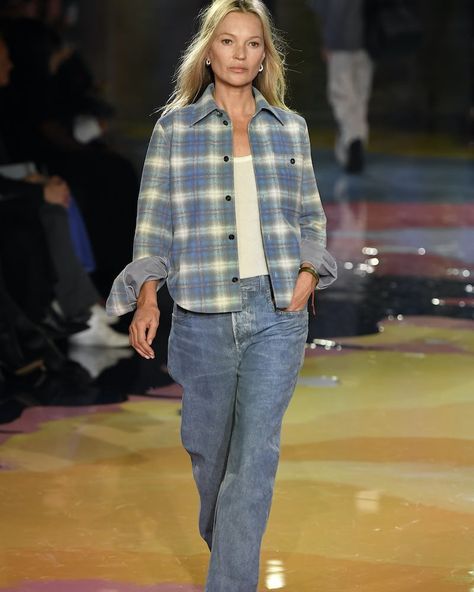 Oversized Plaid Shirt Outfit, Flannel Shirt Outfit Women, Checked Shirt Outfit, Earth Clothes, Flannel Shirt Outfit, Modern Grunge, Original Aesthetic, Flannel Outfits, Denim Corset