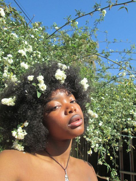 Natural Hair Flowers, Flower Hairstyles Black Women, Flowers In Afro, Afro With Flowers, Photographing Clothes, Flower Afro, Flower Hairstyles, Hair Flower Crown, Diy Goth Clothes