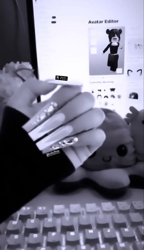 Acrylic Nails Latina, Nails Latina, Latina Nails, Roblox Pc, Hand Doodles, Black Acrylic Nails, Cute Little Tattoos, Roblox Outfits, Girls Nails