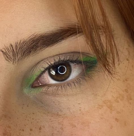 Makeup Inspo Creative Easy, Easy Green Eye Makeup, Fairy Makeup Easy, Guard Makeup, Hippie Makeup, Green Eyeliner, Eye Makeup Looks, Blue Eyeliner, Swag Makeup