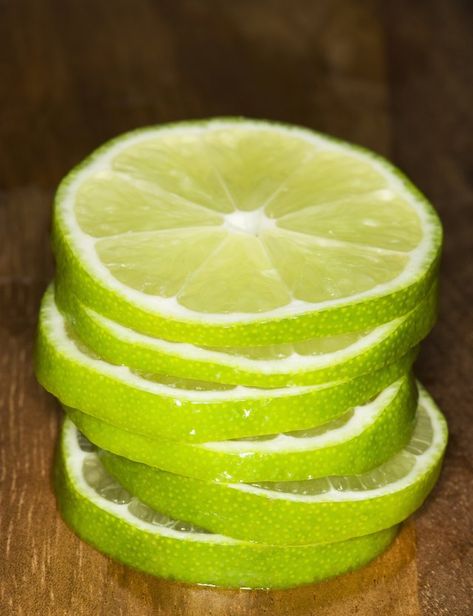 Using lime slices to line the clear glass vase holding a floral centerpiece adds an interesting touch to the arrangement. The amount of lime slices you’ll need and the way you slice them will depend on the vase you use for the centerpiece. Vases with a wide opening are easiest to work with. Colon Detox, Lime Tree, Colon Cleanse, Clear Glass Vases, Lose 20 Pounds, Detox Drinks, Healthy Foods To Eat, Lime Juice, Helpful Hints