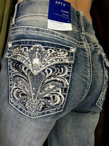 Jeans With Designs On The Back Pockets, Jeans With Diamonds, Mexican Jeans, Gem Jeans, Y2k Trashy, Bedazzled Jeans, Bling Jeans, Rhinestone Jeans, 2000s Clothes