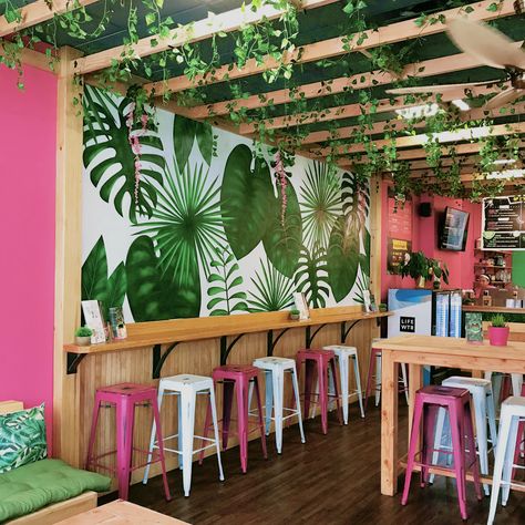 Small Smoothie Shop Design, Tropical Restaurant Design, Heladerias Ideas Decoracion, Juice Bar Interior, Rooftop Restaurant Design, Interior Design Portfolio Layout, Smoothie Shop, Bakery Design Interior, Outdoor Restaurant Design