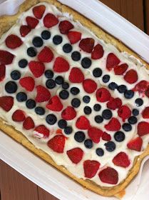 two happy bellies.: fruit pizza with greek yogurt cream cheese frosting. Diy Greek Yogurt, Fruit Pizza With Cream Cheese, Pizza With Cream Cheese, Greek Yogurt Cream Cheese, Yogurt Cream Cheese, Healthy Fruit Desserts, Fruit Diy, Fruit Appetizers, Yogurt Dessert