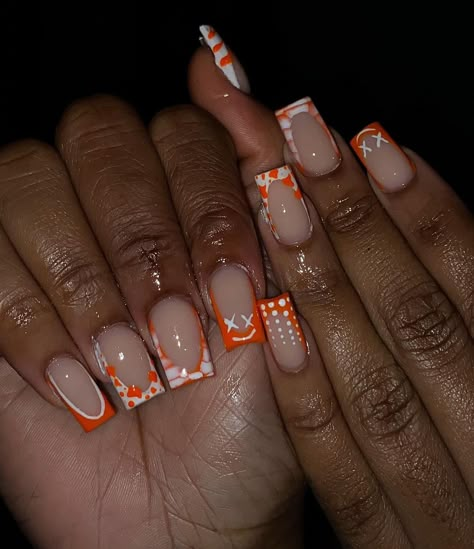 Orange And White Short Nails, Short Orange Fall Nails, Orange And White Nails Ideas, Short Orange Nail Designs, Short Orange Acrylic Nails, White And Orange Nails, Orange Short Nails, Work Manicure, Short Orange Nails