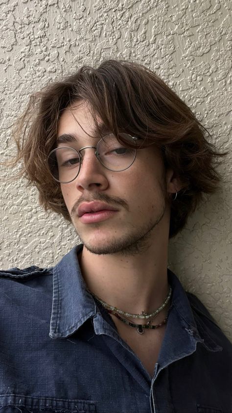 Middle Part Haircut, Images Terrifiantes, Brown Hair Men, Middle Part Hairstyles, Mens Hairstyles Thick Hair, Hairstyles With Glasses, Mohawk Hairstyles, Middle Part, Long Hair Styles Men