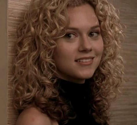 Hilarie Burton, Peyton Sawyer, Blonde Curls, Curly Hair Inspiration, Tree Hill, One Tree Hill, Tv Girls, One Tree, Woman Crush