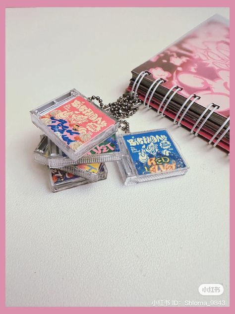 Cool Keychain Collection, Album Keychain, Cluttered Keychain, Kpop Acrylic Keychain, Resin Kpop Charms, Cool Keychains, Tanah Liat, Acrylic Keychains, Cover Art Design