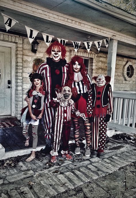 Scary Circus Family Costume, Womens Scary Clown Costume, Scary Halloween Costume Ideas Family, Creepy Clown Family Costume, Scary Clown Family Costumes, Scary Halloween Costumes For Groups, Zombie Clown Costume, Cool Scary Halloween Costumes, Scary Clowns Costume