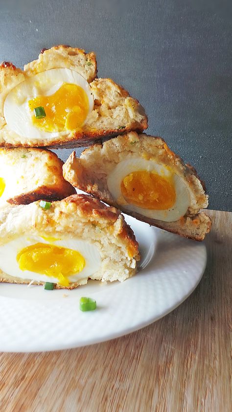 Stuffed Biscuits, Egg Biscuits, Christmas Breakfast Recipe, Breakfast And Brunch, Biscuits Recipe, Surprise Egg, Fried Eggs, Christmas Breakfast, How To Cook Eggs