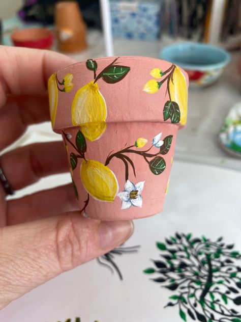 Terra Cotta Pot Painting Boho, Small Pot Designs Painted, Cute Painted Terra Cotta Pots, Painting Ideas For Terra Cotta Pots, Diy Painting Terra Cotta Pots, Small Terracotta Pot Painting Ideas, Flowerpot Designs Paint, Hand Painted Plant Pots Cute Ideas, Painting Terra Cotta Pots Ideas